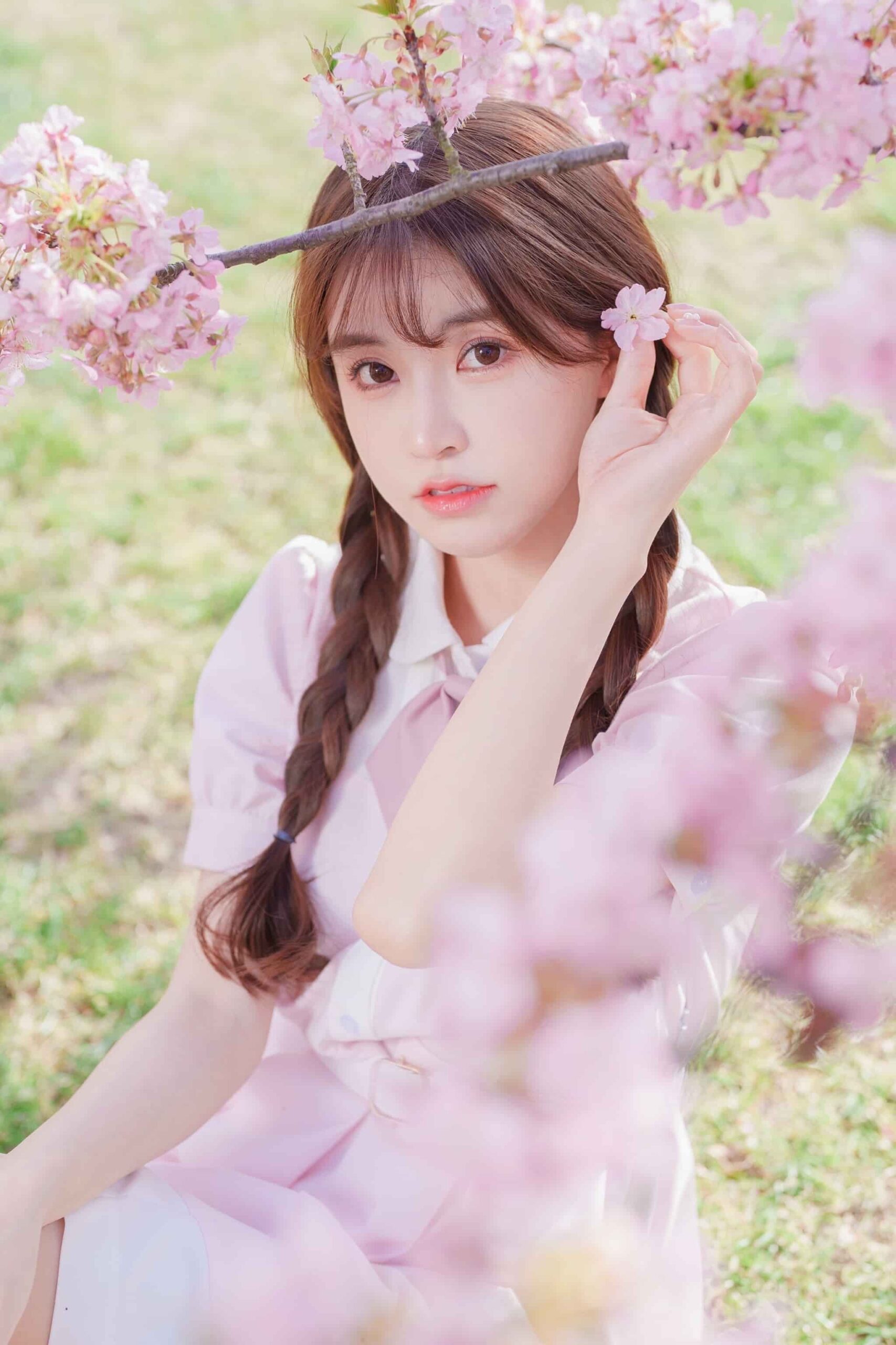 图片[1]-摄影写真：樱花少女——别人都有甜甜的恋爱，我只有可爱的脑袋-十七博客网